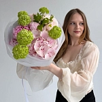 Букет с пионами, вибурнумом и гортензией "MIDSUMMER"