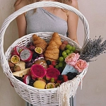 Корзина с фруктами, ягодами, круассанами и сыром "GOURMET PROVENCE"