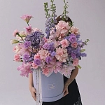 Коробка с дельфиниумом и пионовидными лилиями "AMOUR VIOLET"