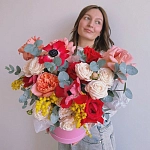 Коробка с анемонами, пионовидными розами и мимозой "PRIMAVERA"