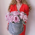 Шляпная коробка с 25 пионами "SOFT PINK"