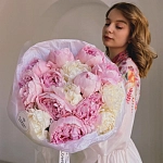 Букет из 15 розовых и белых пионов "SUGAR PINK"
