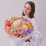 Букет с пионовидными розами и ромашками "DOPAMINE"