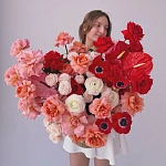 Композиция в кашпо c анемонами, антуриумом и ранункулюсами "PEACH FUSION"