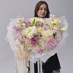 Букет с пионовидными лилиями, маттиолой и амарантом "BLUSH CLOUD"