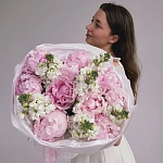 Букет из 9 пионов с маттиолой "LE FLEUR"