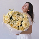 Букет из кустовых роз и ромашек "SALINERO"