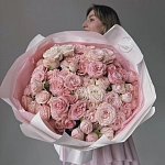 Букет из 19 кустовых роз "BOMBASTIC"